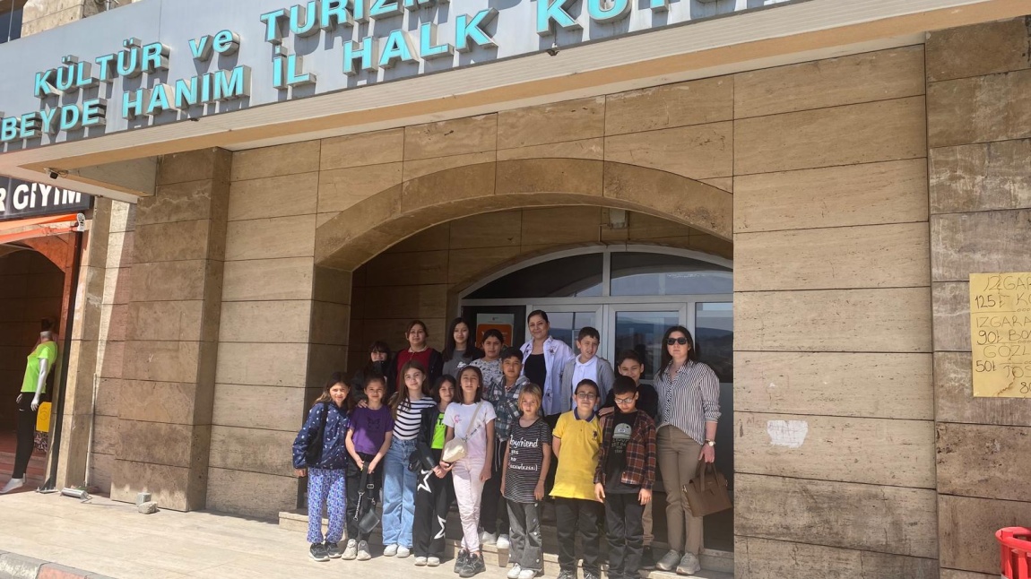 OKULUMUZ 5. SINIF ÖĞRENCİLERİ TÜRKÇE ÖĞRETMENLERİ EŞLİĞİNDE KÜLTÜR VE TURİZM BAKANLIĞI ZÜBEYDE HANIM İL HALK KÜTÜPHANESİNİ GEZDİLER